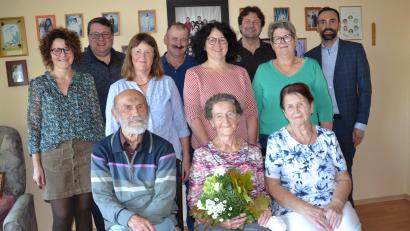 Bild: gi
Anna Zielbauer (Mitte mit Blumen) feierte mit ihrem Bruder Albert und Schwägerin Maria (vorne) sowie mit ihren Kindern ihren 90. Geburtstag zuhause. Glück- und Segenwünsche überbrachten ferner Pfarrer Udo Klösel (Zweiter von links) und Bürgermeister Armin Bulenda (rechts).