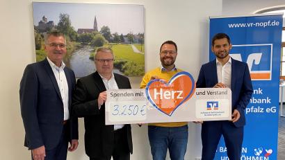 Bild: Volksbank Raiffeisenbank/exb
Die Übergabe des symbolischen Schecks mit (von links) Regionalmarktleiter Berthold Bauer, Geschäftsstellenleiter Wolfgang Meister, Bürgermeister Matthias Grundler und Individualkundenbetreuer Andreas Schuller.