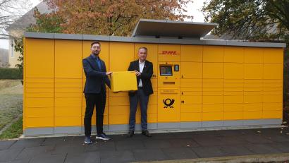 Bild: Marc Mombauer/exb
Bei der neuen Packstation (von links): Markus Ehm, Regionaler Politikbeauftragter Deutsche Post DHL Group, und Bürgermeister Hermann Böhm.
