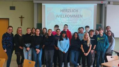 Bild: jzk
Die Fachlehrerinnen Sieglinde Bauer, Andrea Hildebrand (von links) und Claudia Bruckner (rechts) zusammen mit den Neuntklässlern der Realschule Kemnath bei den Workshops an der Berufsfachschule in Neustadt an der Waldnaab.
