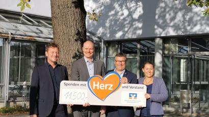 Bild: Volksbank Raiffeisenbank Waldsassen/exb
11.500 Euro schüttet die Volksbank Raiffeisenbank Nordoberpfalz im Regionalmarktbereich Waldsassen aus dem Gewinnspartopf aus. Von links Regionalmarktleiter Tilo Scharnagl mit den Geschäftsstellen-Verantwortlichen Andreas Rosner, Thorsten Meier und Corinna Männer.