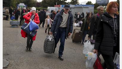 Symbolbild: AP/dpa
Wegen des Krieges in der Ukraine haben sich in den vergangenen acht Monaten von dort viele Menschen nach Westen aufgemacht. Laut einer Auskunft des Schwandorfer Landratsamtes wurden dort bisher rund 1700 Ukrainer vorstellig, um deutsche Ausweispapiere zu erhalten.