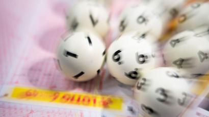 Symbolbild: Tom Weller/dpa/Symbolbild
Eine Spielgemeinschaft aus Oberfranken hat mehr als 21 Millionen Euro im Lotto gewonnen.