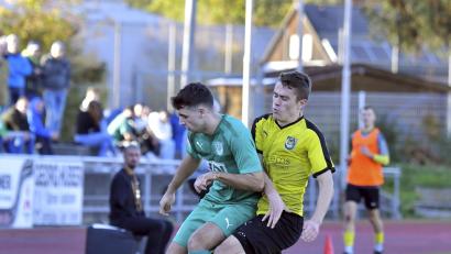 Archivbild: Hubert Ziegler
Julius Hammer (rechts) vom FC Amberg im Zweikampf. Eng am Gegenspieler bleiben wird wohl auch im Spiel gegen den FC Sturm Hauzenberg ein probates Mittel sein.
