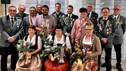 Bild: R. Kreuzer
Die Könige bei der Schützengesellschaft Freiheit Neunkirchen sitzend links Heidi Riedl, Mitte Christine Poß, rechts Cornelia Frischholz. Stehend von links: Schützenmeister Albert Riedl, Stadtrat Alois Lukas, Andreas Weidner, Stadtrat Karl Bärnklau, Denis Weidner, Alexander Thiel, Stefan Poß, Ben-Luca Weidner, Johann Frischholz, Johnny Thiel, Jochen Lenkeit.