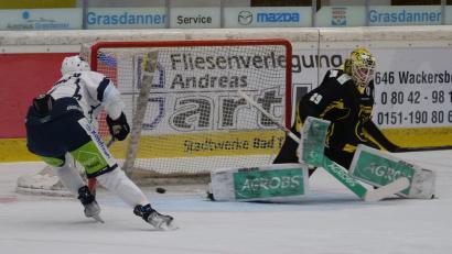 Bild: Christian Kaminsky
Die Blue Devils gewannen am Freitag bei den Tölzer Löwen mit 3:1. Hier erzielt Luca Gläser (links) das 1:0. Der Tölzer Goalie Enrico Salvarani ist ohne Abwehrchance.
