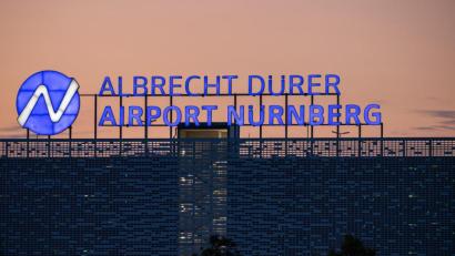 Bild: Daniel Karmann
Der Flug von Nürnberg nach Palma de Mallorca endete für sechs Männer bereits vorzeitig auf dem Rollfeld.