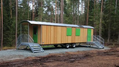 Bild: sne
Der Bauwagen für den Waldkindergarten steht bereits. Nun soll er erst im kommenden Jahr genutzt werden.