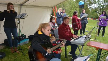 Archivbild: jr
Die Musik- und Gesangsgruppe „Omnis“ feiert in diesen Tagen 25-jähriges Bestehen. Gestaltet werden Gottesdienste unterschiedlichster Art, wie etwa im Mai vergangenen Jahres im Stadtpark in Mitterteich.