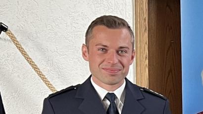 Bild: Polizeipräsidium Oberpfalz/exb
In großer Runde wurde Robert Feuerer in den Ruhestand verabschiedet. Im Bild von links Polizeipräsident Norbert Zink, Polizeihauptkommissar Dominik Höfner, Agnes Feuerer, Erster Polizeihauptkommissar Robert Feuerer, Landrat Thomas Ebeling, Bürgermeister Rudolf Teplitzky und Polizeivizepräsident Thomas Schöniger