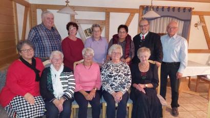 Bild: soj
Judith Enders (vorne, von links), Petra Schmelber, Barbara Fraunholz, Regina Mößbauer und Annemarie Rubenbauer sowie (hinten, von links) Hubert Schindler, Gerda Anzer, Veronika Prechtl, Agnes Nickl und Herbert Rubenbauer freuten sich über die Ehrungen, die Vorsitzender Hans-Jürgen Enders überreichte.