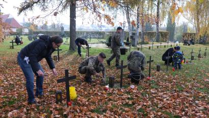 Bild: usc
Die Pflege der Kriegsgräber auf dem Katharinenfriedhof ist eine ehrenvolle Aufgabe. Hilfe bekam die Schlosswache von Soldaten der Bundeswehr.