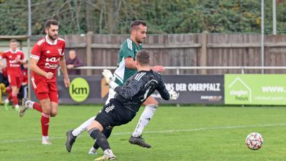 Archivbild: Gebert
Der SV Mitterteich empfängt am Samstag um 15 Uhr den SV Memmelsdorf. Vor einer Woche besiegten die Stiftländer den SV Unterreichenbach mit 4:2. In dieser Szene zieht Daniel Lauterbach (grünes Trikot) am Unterreichenbacher Keeper Moritz Weis vorbei, bringt den Ball aber nicht im Kasten unter.