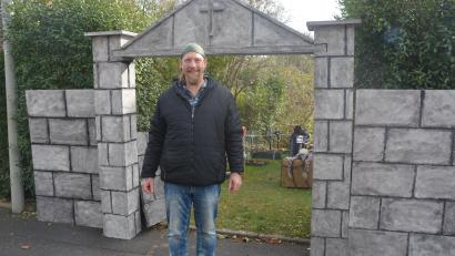Bild: jr
Wolfgang Fleischer verwandelt seinen Garten in Mitterteich auch heuer wieder in eine Halloween-Landschaft.
