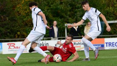 Bild: mhs
Maximilian Herzog (Mitte) und die SpVgg Pfreimd landeten gegen den VfB Straubing unsanft auf dem Boden der Tatsachen. Gegen den ASV Burglengenfeld soll es wieder besser laufen.