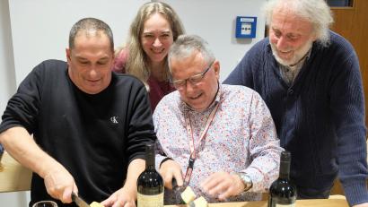 Bild: do
Initiator Hubert Schug, Dirigentin Riita Michelson, Liedertafel-Vorsitzender Karl Ott und Vorstandsmitglied Willibald Kallmeier bei der Kostprobe der Käsespezialitäten aus der Partnergemeinde