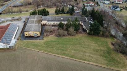 Bild: bey
Die Hallen der Firma Görner werden im Zuge des Projektes der Ziegler-Group abgerissen. Dann sollen auf diesem Grundstück und auf dem sich anschließenden eine noch nicht genau feststehende Zahl von Bauparzellen ausgewiesen werden.