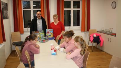 Bild: bjp
"Schweineschwarte" macht Spaß: An den von der Nikolausspende neu angeschafften Spielen haben die drei Mädchen sichtlich Vergnügen - auch zur Freude von CSU-Vize-Ortsvorsitzendem Johann Rupprecht und Sabine Rinderer vom Schwarzenbacher Bibliotheksteam.