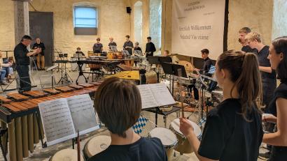 Bild: eib
Große Konzertbesetzung: Für die 16 Musikschüler gibt es viel Applaus. Dirigiert werden sie von Siegfried Mühlbauer, stellvertretender Leiter der Landkreismusikschule Cham.