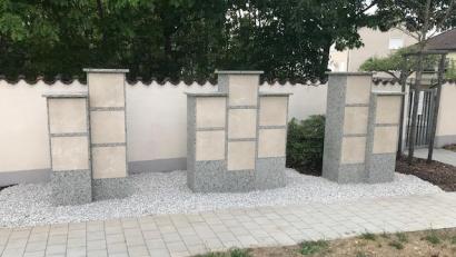 Bild: bk
Die neuen Urnenstelen fügen sich gut in das Erscheinungsbild des Monopolfriedhofs ein.