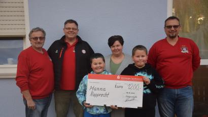 Bild: fz
Präsident Sandro Spickenreuther (rechts) übergibt mit Ulrich Rückerl und Thorsten Hergesell 1200 Euro Spende an Claudia Rupprecht (von links). Die beiden Brüder Simon und Lukas (von links) nehmen den Scheck für ihre Schwester Hanna entgegen.