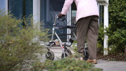 Bild: Karl-Josef Hildenbrand/dpa
Der demographische Wandel ist auch im Markt Eslarn ein Thema. Aus einem neuen Seniorenstammtisch soll langfristig ein Generationentreff werden.