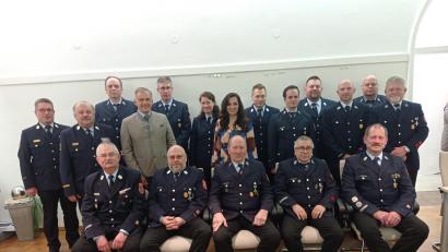 Bild: fpoz
Sie sind die Stützen der Ortsfeuerwehren und wurden für ihre langjährige Dienstzeit geehrt. Stehend von links: KBI Stefan Gleißner, KBM Andreas Wührl, Gerhard Lippert, Landrat Roland Grillmeier, Markus Lippert, Gisela Lippert, Bürgermeisterin Margit Bayer, Michael Hofmann, Thomas Fachtan-Kaiser, Thomas Stilp, Michael Kastner, Wolfgang Kuchenreuther und Berthold Heindl; Sitzend von links: Günther Fachtan, Stefan Müller, Anton Kaiser, Roland Heydenreich und Johannes Herold.