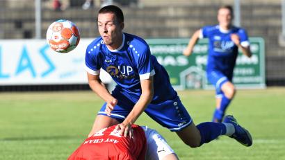 Archivbild: G. Büttner
Zu Saisonbeginn trug Fabian Helleder (hinten) noch das Trikot der SpVgg SV Weiden. Im Oberpfalz-Derby am Samstag schlüpft der Verteidiger dann aber ins Dress der DJK Ammerthal.