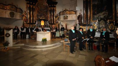 Bild: bjp
Mit begeistertem Beifall und Spenden für die Erneuerung der Orgel würdigten die rund 100 Besucher die Vortragskunst der Musiker beim "Marienlob" in der Pressather Stadtpfarrkirche. Von links: Friedenfelser Stubenmusik, "Marienlob"-Initiator Josef Kämpf, Josefshofer Hausgsang, Flötengruppe Lober; hinter der Flötengruppe Stadtpfarrer Edmund Prechtl.