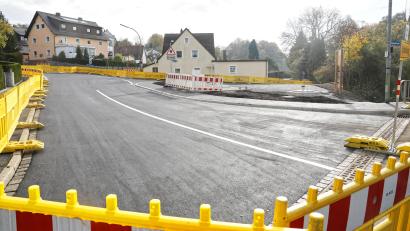 Bild: njn
Die Thanner Straße wurde diese Woche bereits frisch asphaltiert, unter anderem mit der Feinschicht.