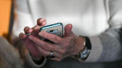 Symbolbild: Jens Kalaene/dpa-Zentralbild/dpa
Das Bayerische Landesamt für Steuern warnt vor SMS zu Steuererstattungen.