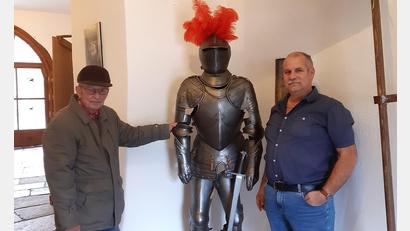 Bild: gi
Boris Schöbel (rechts) übergibt an den Vorsitzenden des Fördervereins Schloss Burgtreswitz, Peter Garreiss (links), die Rüstung des zweiten Bernoldus-Ritters. Darüber das Dreswitzer Ritterwappen.