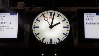 Bild: Paul Zinken/dpa
Die Uhr auf einem Gleis im Berliner Hauptbahnhof zeigt zwei Minuten nach 2 Uhr in der Früh.