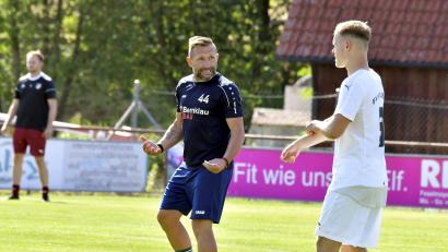 Archivbild: Hubert Ziegler
Vilsecks Trainer Daniel Liermann (links) ballt die Fäuste. Seine Mannschaft ist Spitzenreiter der Kreisliga Süd.