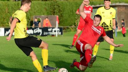 Bild: ham
Pfreimds Spielertrainer Bastian Lobinger (rotes Trikot) haut sich voll rein. Aich gegen den ASV Burglengenfeld gab es für die SpVgg keine Punkte.