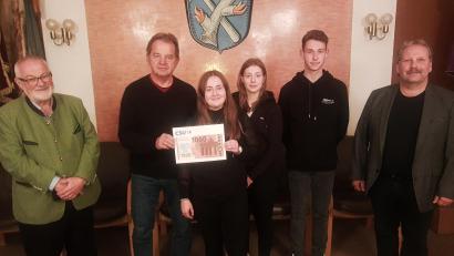 Bild: ld
Bei der Spendenübergabe waren dabei: (von links) Klaus Hars, CSU-Vorsitzender Wolfgang Doleschal, Stellvertretende Jugendbürgermeisterin Tamara Kuhbandner, Schriftführerin Michaela Schindler, Kassier Moritz Heser und Bürgermeister Bernhard Schindler (rechts).