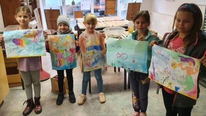 Bild: jzk
Bunte Wasserwelten entstanden bei einer Malaktion im Atelier an der Stadtmauer.