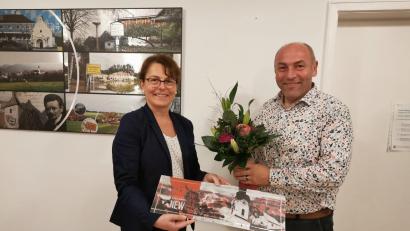 Bild: Gemeinde Kohlberg/exb
Bürgermeister Gerhard List verabschiedet die langjährige Gemeinderätin Martina Auer-Bertelshofer.