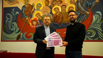 Bild: Theresia Otterbein
Pfarrer Johannes Arweck (links) überreicht an Erzpriester Oleksandr Petrynko das Geschenk der Pfarrei Kastl für die ukrainischen Christen.