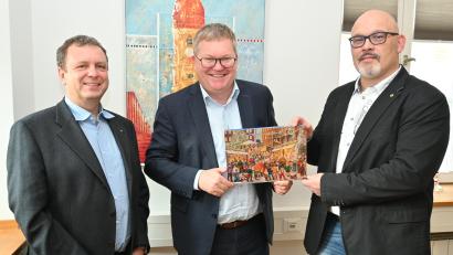 Bild: Thomas Graml, Stadt Amberg/exb
Ab Samstag, 5. November, gibt es wieder den Lions-Adventskalender. Ambergs Oberbürgermeister Michael Cerny (Mitte) erhielt das erste Exemplar von Andreas Herrmann (links) und Andreas Aßmuth.