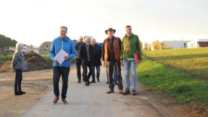 Bild: frd
Auf Initiative von CSU-Ortsvorsitzendem Tobias Ehrenreich wurde bei einer Ortsbegehung die Interessengemeinschaft Gewerbegebiet B 22 gegründet. Dritter Bürgermeister Günter Gilch, Klothilde Koller, Josef Biebl (BI Hof Plus), Jochen Schneider (stellvertretender CSU- Ortsvorsitzender), Peter Forster (SPD-Ortsvorsitzender), Peter Spichtinger und Michael Kraus gehören ihr an.