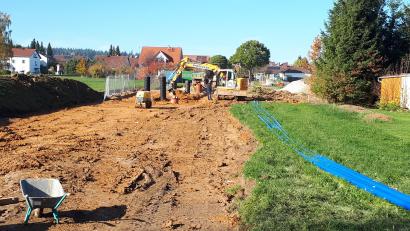 Bild: pz
Gut voran geht die Erschießung des Baugebiets Steinäcker am Stationsweg in Waldsassen. Die Abwasserleitung ist inzwischen verlegt. Vom Regenrückhaltesystem sind inzwischen nur mehr die schwarzen Rohre erkennbar, die der Oberfläche angeglichen werden und als Kontrollschächte dienen.