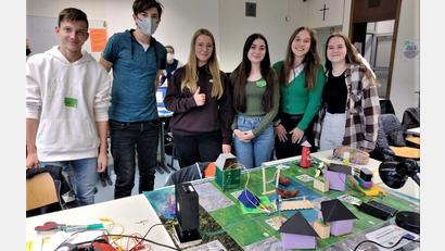 Bild: lg
Voller Freude stellten die Jugendlichen ihr "Dorf der Zukunft" mit funktionierender Stromversorgung aus Solar- und Windenergie vor.