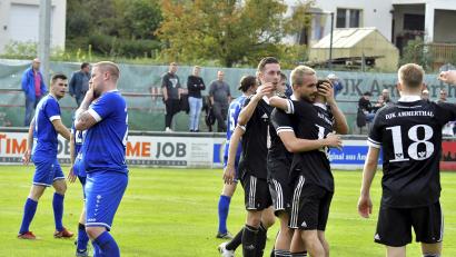 Bild: Hubert Ziegler
Der Ammerthaler Doppeltorschütze Kenan Muslimovic (Dritter von rechts) bejubelt mit Andre Karzmarczyk, Tim Sulmer und Fabian Helleder (von rechts) seinem Ausgleichstreffer. Kapitän Stefan Graf, Michael Jonczy und Felix Behnke (von links) von der SpVgg SV Weiden sind enttäuscht.