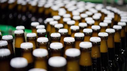 Bild: Rainer Jensen/dpa
Produktion der Veltins-Brauerei in Meschede-Grevenstein. Das Unternehmen hat Preiserhöhungen angekündigt.