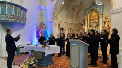 Bild: aub
Im Hintergrund als figürliche Darstellung illuminiert, stellte das Marien-Konzert von "Vocanthus" die Mutter Gottes mit Liedern verschiedener Komponisten in den akustischen Mittelpunkt.