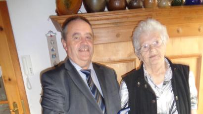 Bild: dpe
Bürgermeister Peter Dotzler überreicht Barbara Schöpf anlässlich ihres 90. Geburtstags die Landkreismedaille in Bronze.