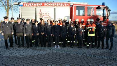 Bild: jr
Drei Gruppen der Feuerwehr Konnersreuth absolvierten kürzlich mit Erfolg das Löschabzeichen Wasser. Im Bild die erfolgreichen Brandschützer mit den Schiedsrichtern (erste Reihe, von links), den Kreisbrandmeistern Wolfgang Bauer und Wolfgang Wedlich und Kreisbrandinspektor Stefan Gleißner, sowie (von rechts) Bürgermeister Max Bindl, Kommandant Stefan Kreuzer und Vorsitzender Sven Jäger.
