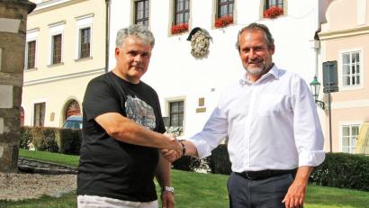 Bild: Josef Götz/exb
Die Chemie zwischen den Partnerbürgermeistern Josef Holeček, Horšovský Týn,(links) und Frank Zeitler, Nabburg stimmt. Josef Holeček wurde als Rathauschef vom Stadtrat in Horšovský Týn wieder gewählt.