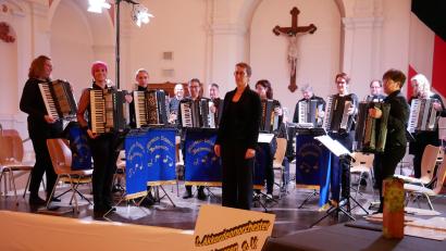 Bild: hmr
Mit einem hochwertigen und abwechslungsreichen Programm sorgte das Ensemble des 1. Akkordeonorchesters Waldsassen e.V. unter der Leitung von Dr. Silke Polata (im Vordergrund Mitte) für einen unterhaltsamen Konzertabend in der Klosteraula.